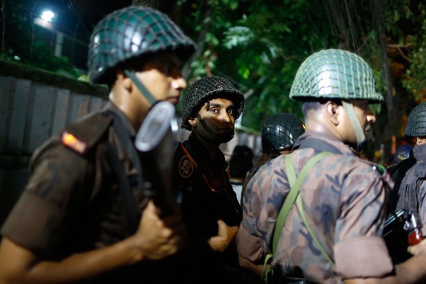 Policiais perto do restaurant atacado em Daca, Bangladesh  (Foto: AP Photo)