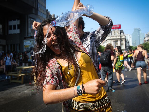  Jovens se refrescam com guerra de água em Bruxelas  (Foto: AFP Photo/Belga Photo/Virginie Lefour)