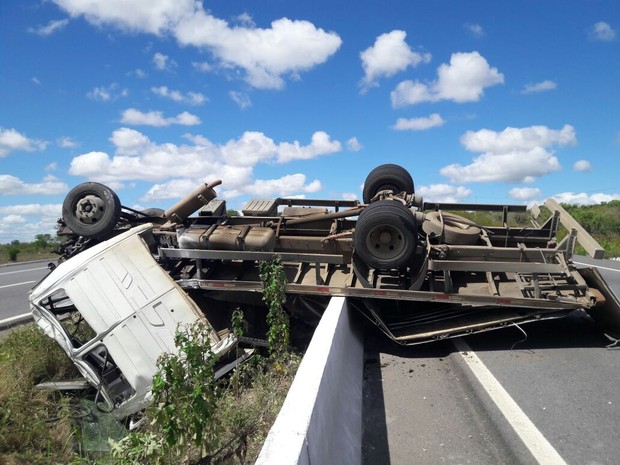 Caminhão tombou após motorista perder o controle do veículo  (Foto: Divulgação/PRF)
