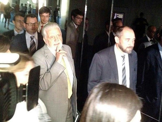 Os ministros Jaques Wagner (Casa Civil) e Luís Inácio Adams (AGU) foram pessoalmente ao Congresso para entregar a defesa do governo para as 'pedaladas fiscais' (Foto: Laís Alegretti / G1)