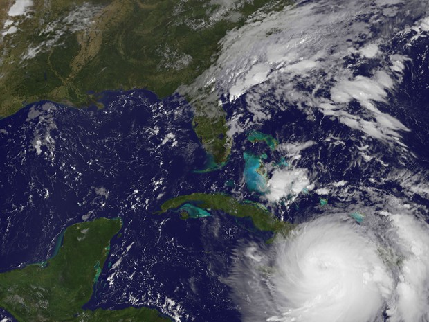 Imagem de satélite registrada pela Nasa mostra o furacão Matthew nesta terça-feira (4) sobre o Mar do Caribe (Foto: HO/NOAA-NASA GOES PROJECT/AFP)