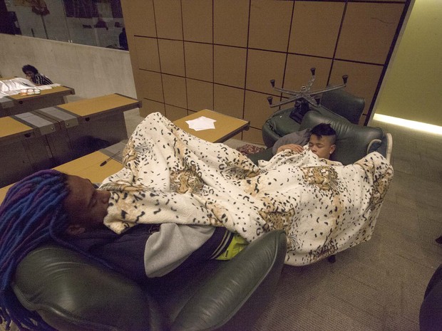 Estudantes passam a madrugada desta quarta-feira, 04, no prédio da Assembleia Legislativa de São Paulo (Alesp), na região do Ibirapuera, zona sul de São Paulo, como protesto para a criação da CPI da Merenda e contra o fechamento de salas de aula (Foto: Mario Ângelo/ Estadão Conteúdo)