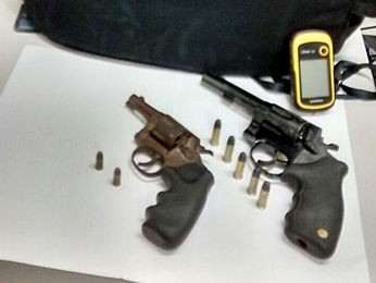 Brasileiro e boliviano foram presos com duas armas (Foto: Divulgao/Polcia Civil de MT)