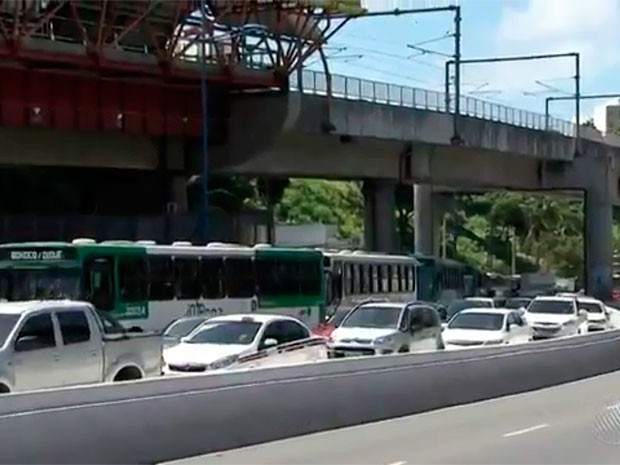 G1 Batida Entre Três Veículos Deixa O Trânsito Lento Na Avenida Bonocô Notícias Em Trânsito