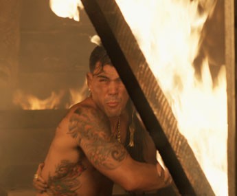 Merlô fica preso em barraco em chamas (Foto: TV Globo)