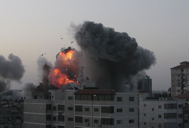 Prédio pega fogo após ataque aéreo israelense em Gaza neste domingo (18) (Foto: Reuters)