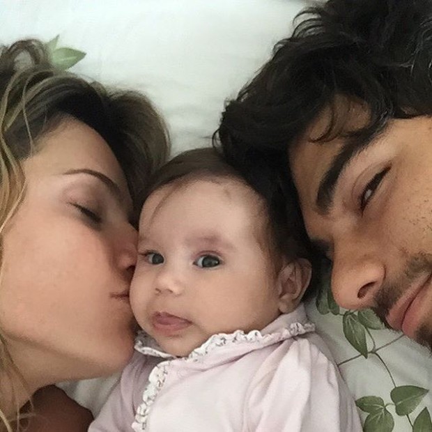 Deborah Secco e Hugo Moura com a filha (Foto: Reprodução/Instagram)