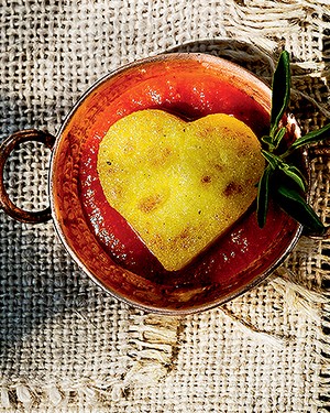 Polenta com chèvre boursin e molho de tomate com manjericão (Foto: Rogério Voltan/Editora Globo)