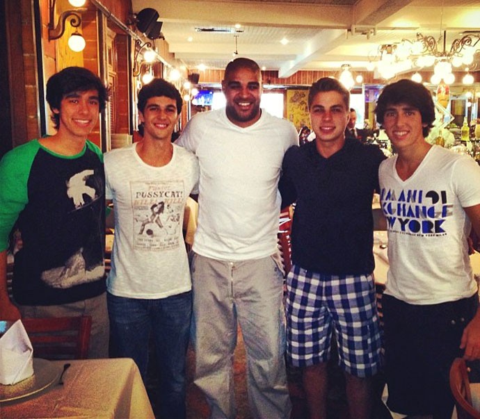 Adriano com fãs (Foto: Reprodução / Instagran)