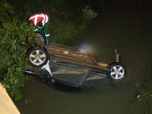 Carro ficou submerso em rio após condutor perder capotar na MT-242 (Foto: Rafael Sousa/Arquivo Pessoal)