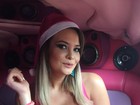 Geisy Arruda vira mamãe noel sexy e posa decotada em limousine rosa