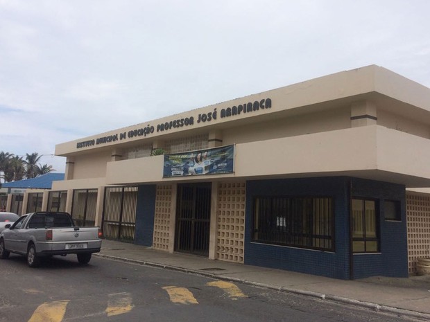Escola municipal no bairro da Boca do Rio está com portões fechados (Foto: Juliana Almirante/G1)