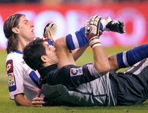 Deportivo La Coruña, Filipe Luis sofre uma lesão grave ao cair em cima do goleiro Iraizoz do Atlético de Bilbao (Foto: EFE)