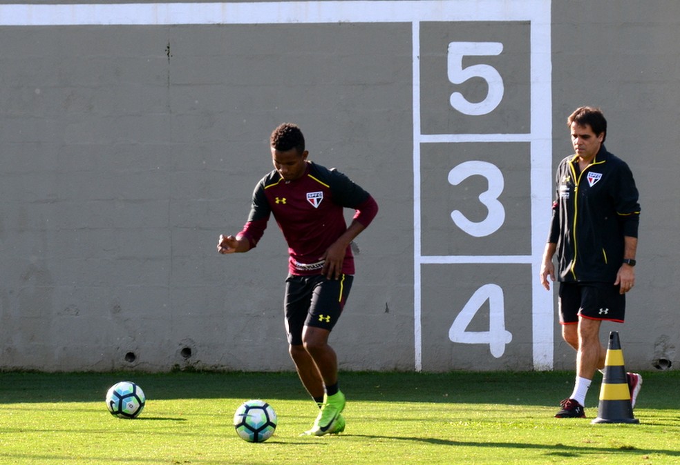 Thiago Mendes treina no CT da Barra Funda (Foto: Érico Leonan / saopaulofc.net)