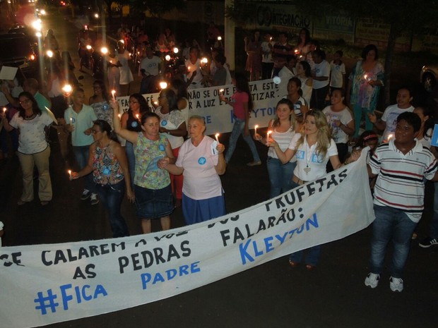 Multidão camoinhou com faixas pelas ruas de Oeiras (Foto: Ana Maria Reis/Arquivo Pessoal)