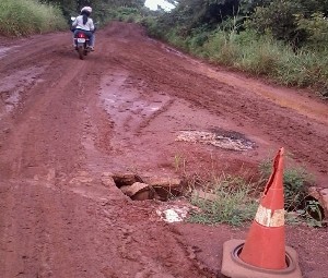 Buracos na GO-174 representam perigo para motoristas em Diorama, Goiás (Foto: Rhay Sávio Morais Carvalho/VC no G1)