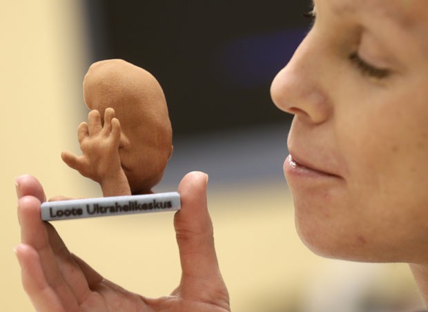 Maarja Lants observa o formato de seu bebê em impressão 3D feita a partir de ultrassom do feto na barriga, na Estônia (Foto: Ints Kalnins/Reuters)