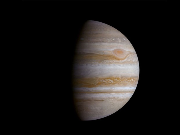 O Grande Ponto Vermelho de Júpiter pode ser visto aqui. Trata-se de uma tempestade persistente que impede o avanço de nuvens brancas à sua direita. Com um tamanho três vezes superior ao da Terra, está em curso há pelo menos 348 anos (Foto: ESA/Rosetta/Caltech/Michael Benson/Kinetikon Pictures)