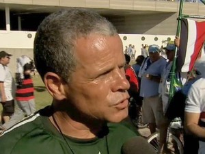 Mexicano anda em bicicleta gigante em Fortaleza (Foto: TV Verdes Mares/Reprodução)