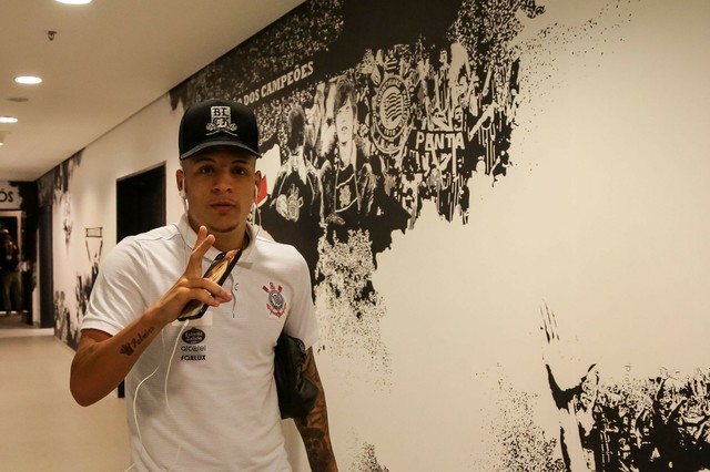 Diretor diz que Corinthians recusou duas propostas por Arana: 