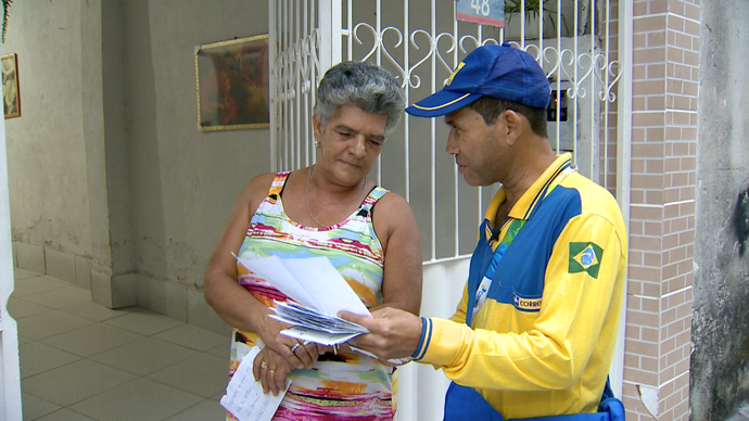 Dona Marinete recebe carta do 'Em Movimento' (Foto: Divulgação / TV Gazeta ES)