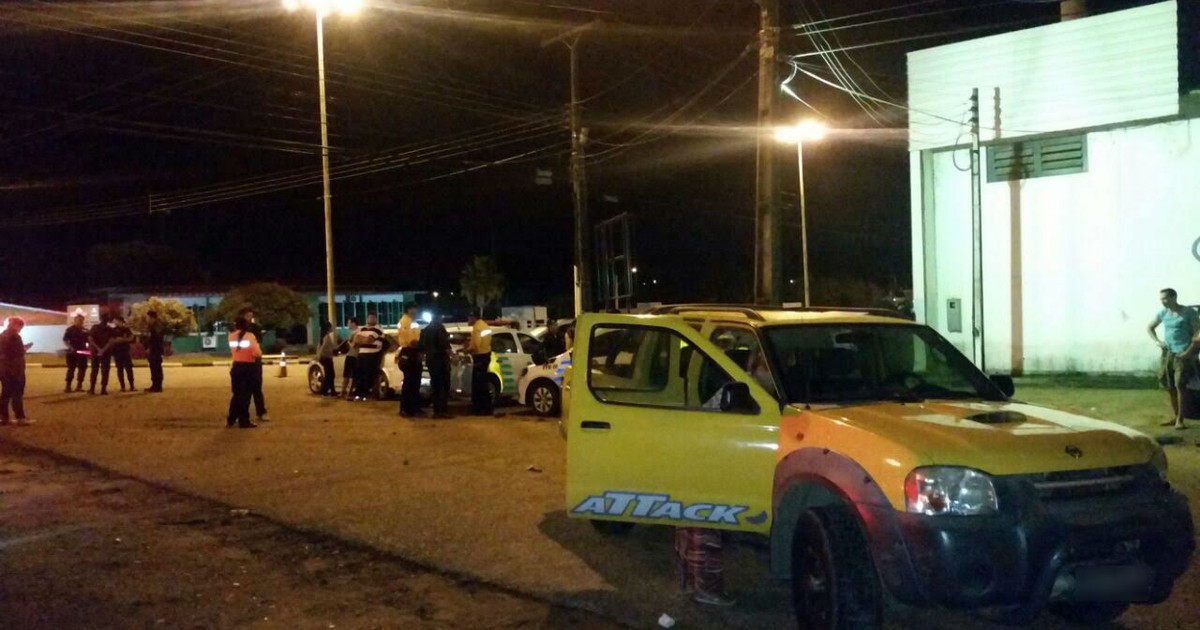 G1 Jovem fura blitz em RR perde direção de picape e bate em carros