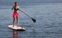 Que lindo! Milena se equilibra em cima da prancha.  (Foto: TV Globo/Estrelas)