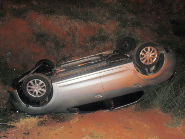 Motorista escapa sem ferimentos após capotar com carro na MG-167, em Três Pontas, MG (Foto: Equipe Positiva) Motorista escapa sem ferimentos após capotar com carro na MG-167, em Três Pontas, MG (Foto: Equipe Positiva)