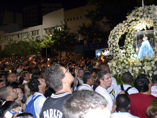 Romeiros admiram imagem de Nossa Senhora da Penha Festa da Penha Espírito Santo (Foto: Viviane Machado/ G1 ES)