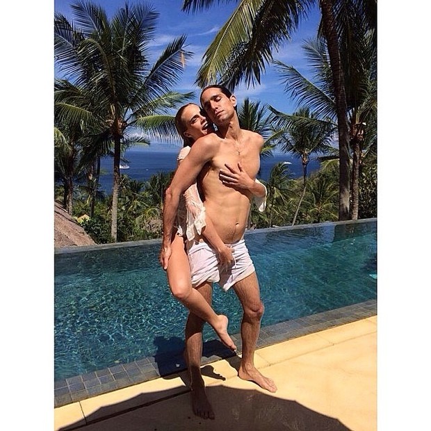Cara Delevingne em foto polêmica o amigo Sebastian Faena em Bali, na Indonésia (Foto: Instagram/ Reprodução) Cara Delevingne em foto polêmica o amigo Sebastian Faena em Bali, na Indonésia (Foto: Instagram/ Reprodução)