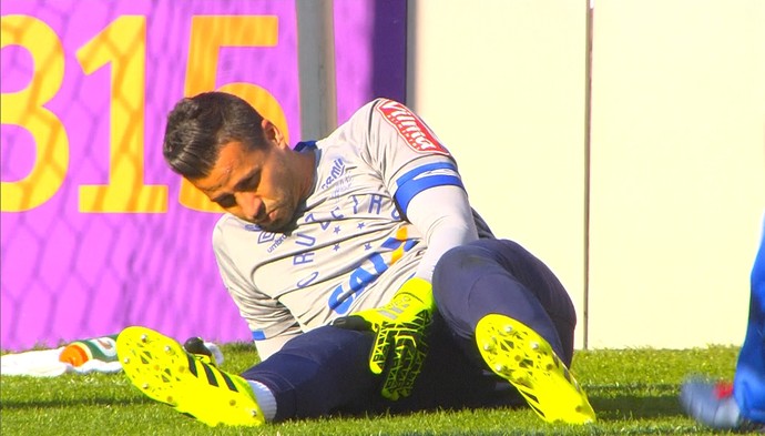 Fábio teve torsão no joelho, na partida contra o Coritiba (Foto: Reprodução/ Premiere FC)