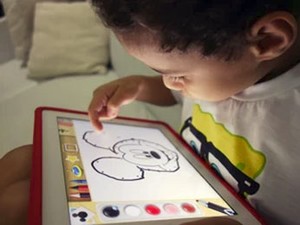 Criança desenha no tablet  (Foto: Egi Santana/G1)
