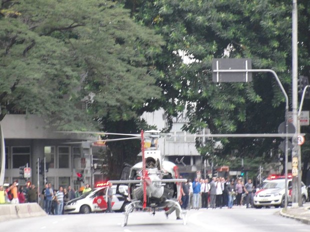 Helicóptero pousa na Consolação (Foto: Thiago Claro/VC no G1)