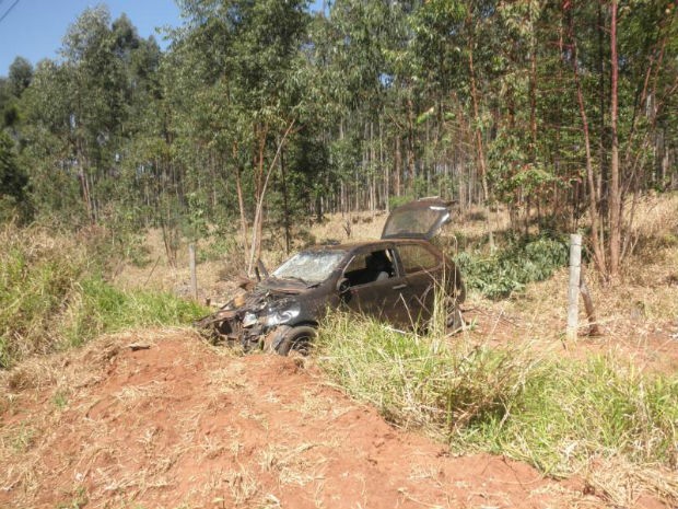 Motorista e passageira sofreram ferimentos leves (Foto: DivulgaÃ§Ã£o/ PolÃ­cia Militar de Manduri)