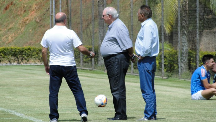 Gilvan, Valdir e Benecy, dirigentes do Cruzeiro (Foto: Léo Simonini)
