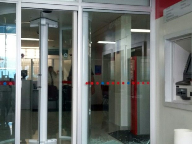 Tentativa de assalto a banco termina em troca de tiros em Paraguaçu, MG (Foto: Paraguaçu News)