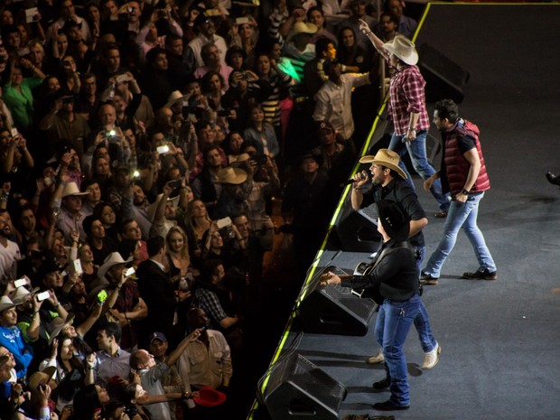 Fernando e Sorocaba cantam no palco com Garth Brooks em Barretos, SP (Foto: Mateus Rigola/G1)