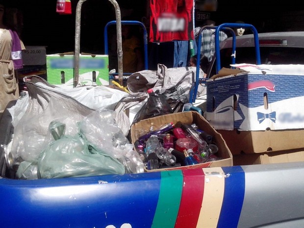 Material para a falsificação de perfumes foi apreendido pela polícia em Caruaru (Foto: Divulgação/Polícia Militar)
