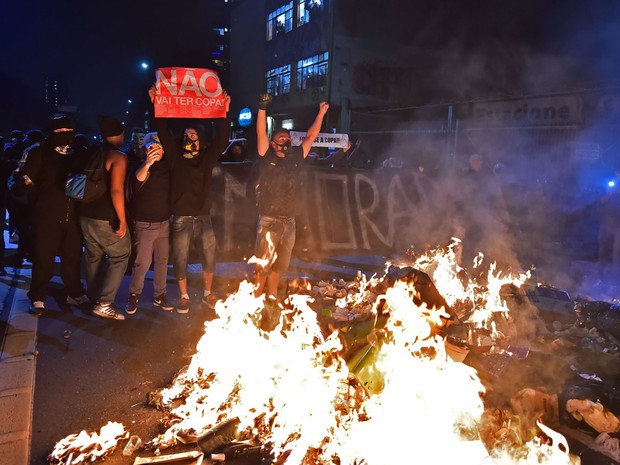 Manifestantes colocam fogo e bloqueiam Rua da Consolação durante protesto em SP (Foto: Nelson Almeida/AFP)