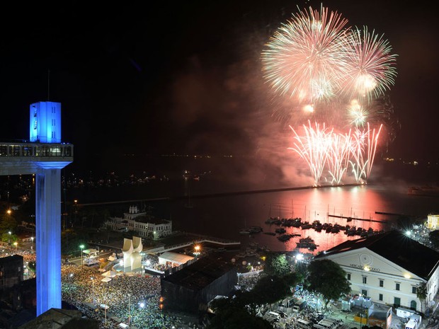 Queima de fogos na Praça Cairu, em Salvador, durou cerca de 10 minutos (Foto: Max Haack / Agecom) Queima de fogos na Praça Cairu, em Salvador, durou cerca de 10 minutos (Foto: Max Haack / Agecom)