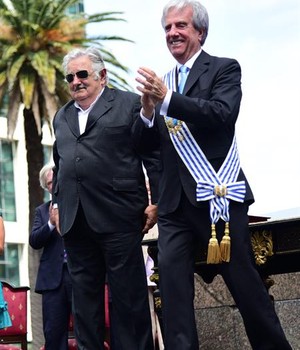 Mujica entrega faixa a Tabaré Vázquez (Foto: Agência EFE)