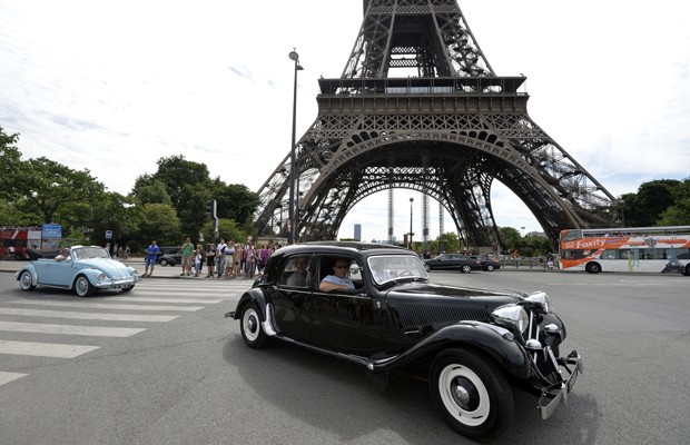 Citroën Traction Avant contorna Torre Eiffel durante o ‘Traversee de Paris Estivale’ (Foto: AFP PHOTO / Miguel Medina)