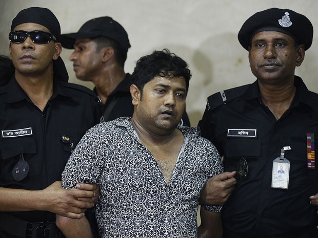 Policiais de Bangladesh apresentam Sohel Rana, proprietário do prédio que desabou na última quarta (24) (Foto: Stringer/AFP)