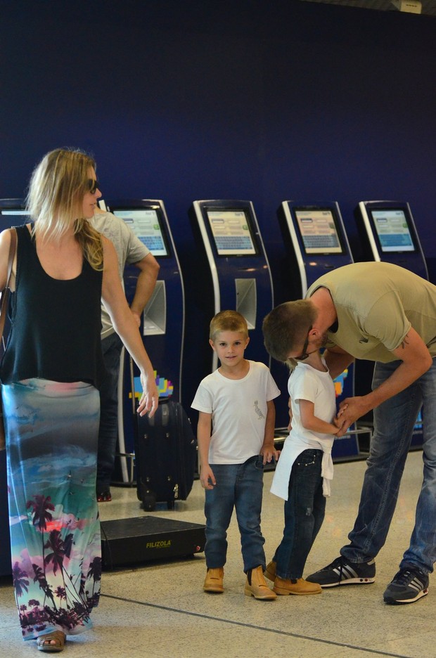 Fernanda Lima e Rodrigo Hilbert no aeroporto (Foto: FotoRioNews / William Oda)