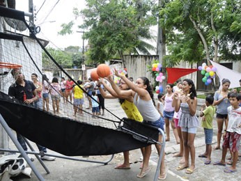 Projeto leva brincadeira para crianças do Recife. (Foto: Inaldo Menezes/PCR)