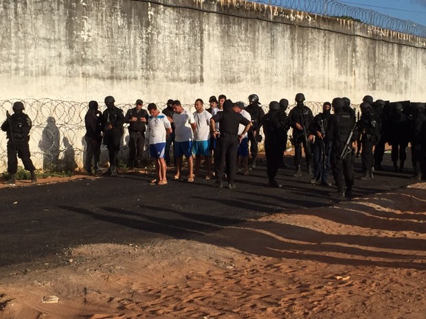 Novos detentos são retirados de Alcaçuz (Foto: Divulgação/GOE)