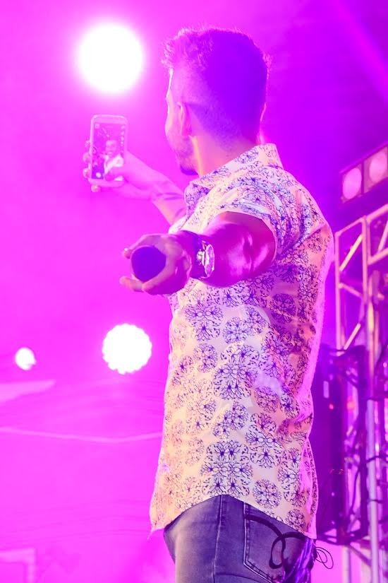 Gusttavo Lima faz selfie durante show (Foto: Caio Duran/CDC Shows e Eventos/Divulgação)