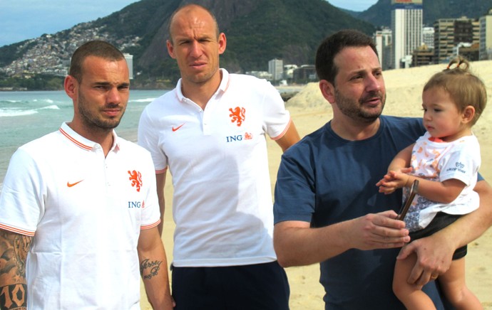 Sneidjer e Robben treino Holanda (Foto: Thales Soares)