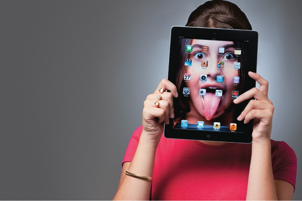 CARA NOVA Uma adolescente e a tela inicial de seu iPad. Para esta geração, aprender a lidar bem com o mundo digital é fundamental para o sucesso na vida adulta (Foto: Marcos Lopes/ÉPOCA) CARA NOVA Uma adolescente e a tela inicial de seu iPad. Para esta geração, aprender a lidar bem com o mundo digital é fundamental para o sucesso na vida adulta (Foto: Marcos Lopes/ÉPOCA)