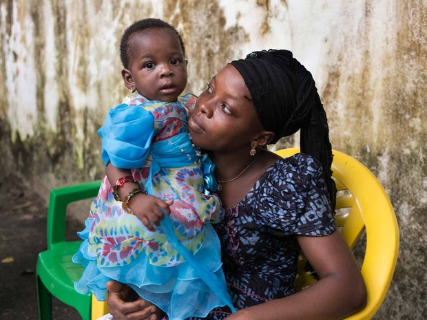 Nubia com a tia que cuida dela, Mabinty Soumah (Foto: Albert Masias/MSF)